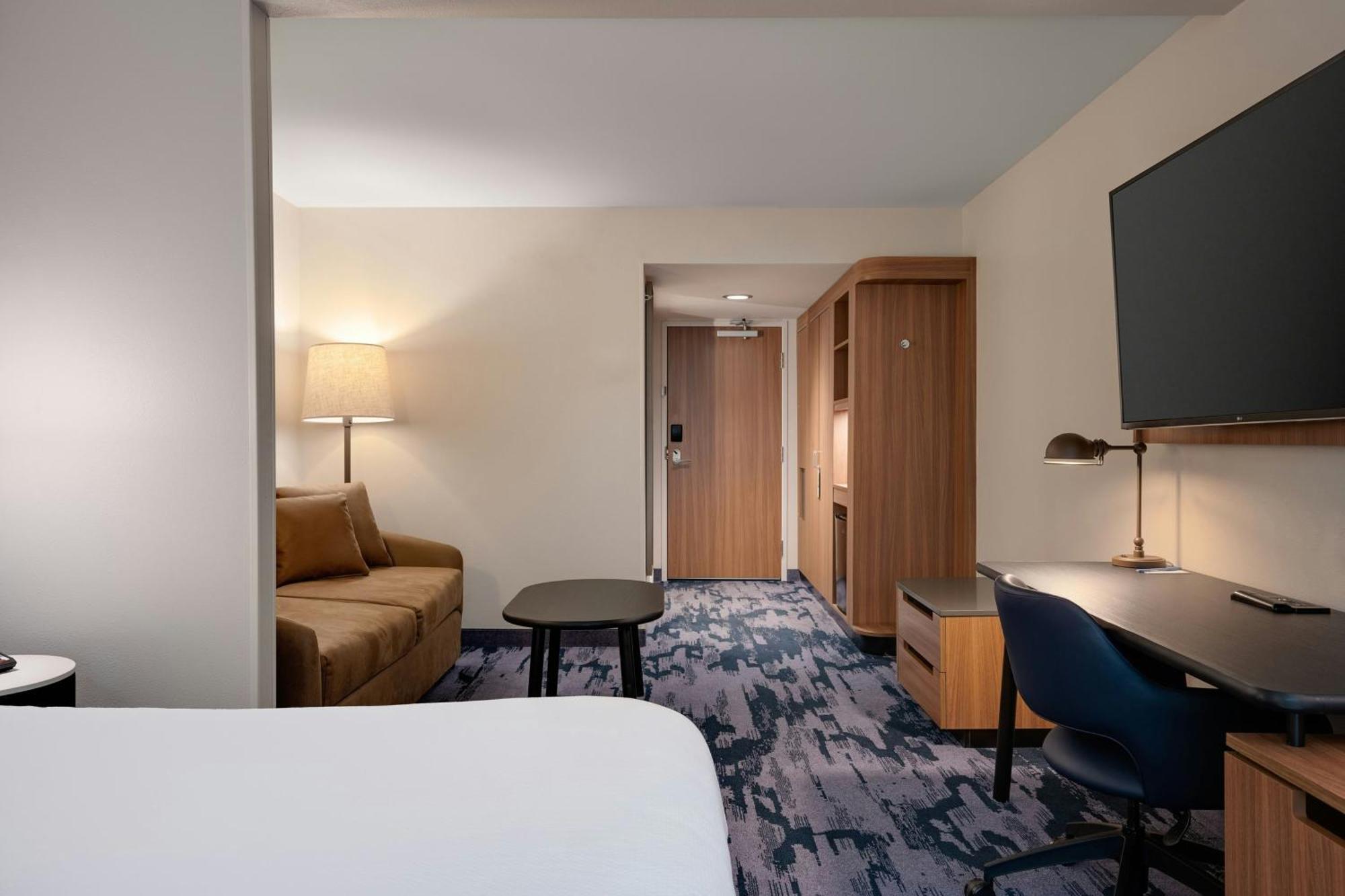Hotel Fairfield & By Marriott Airport 3*